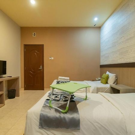 Urbanview Hotel Best Skip Palembang Exterior photo