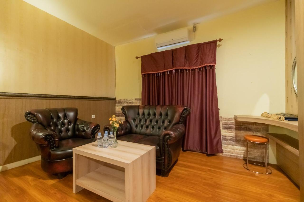 Urbanview Hotel Best Skip Palembang Exterior photo