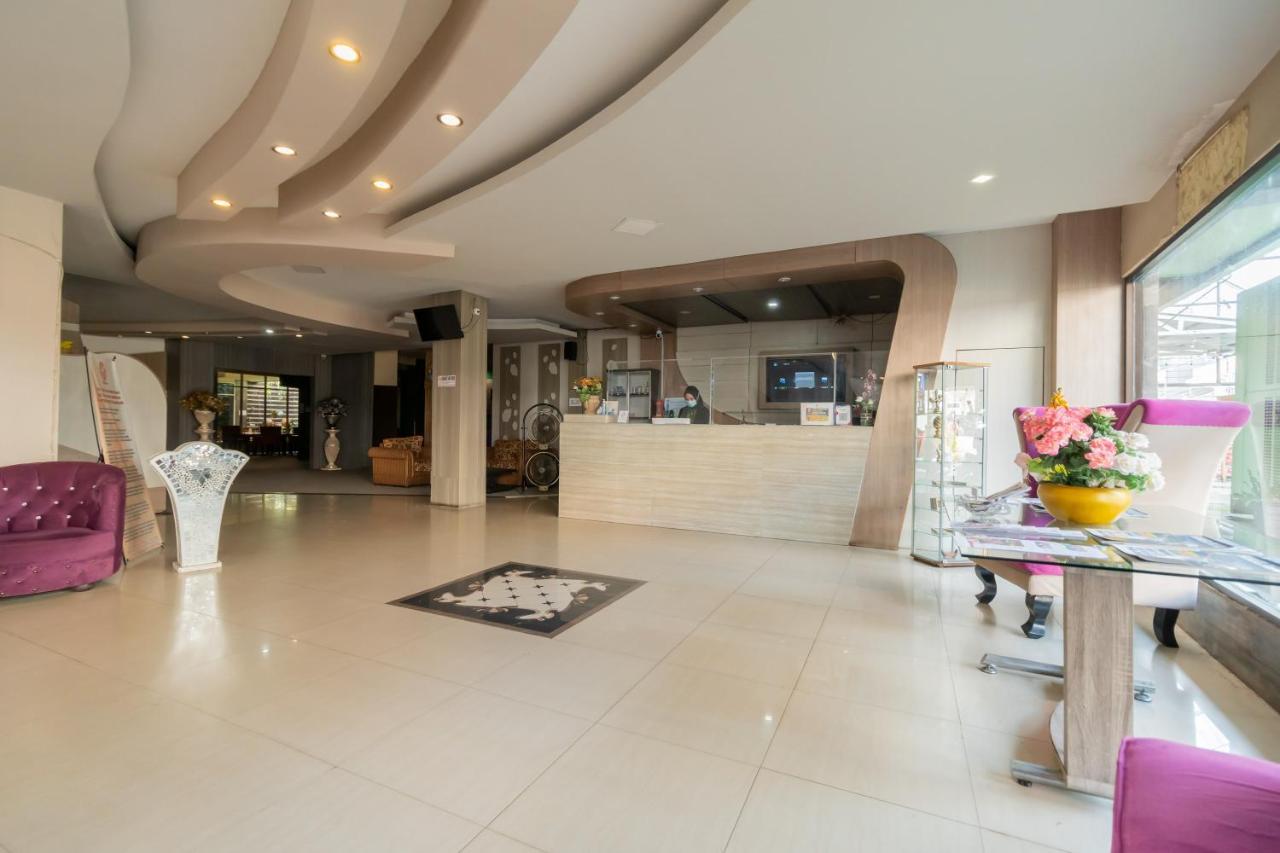 Urbanview Hotel Best Skip Palembang Exterior photo